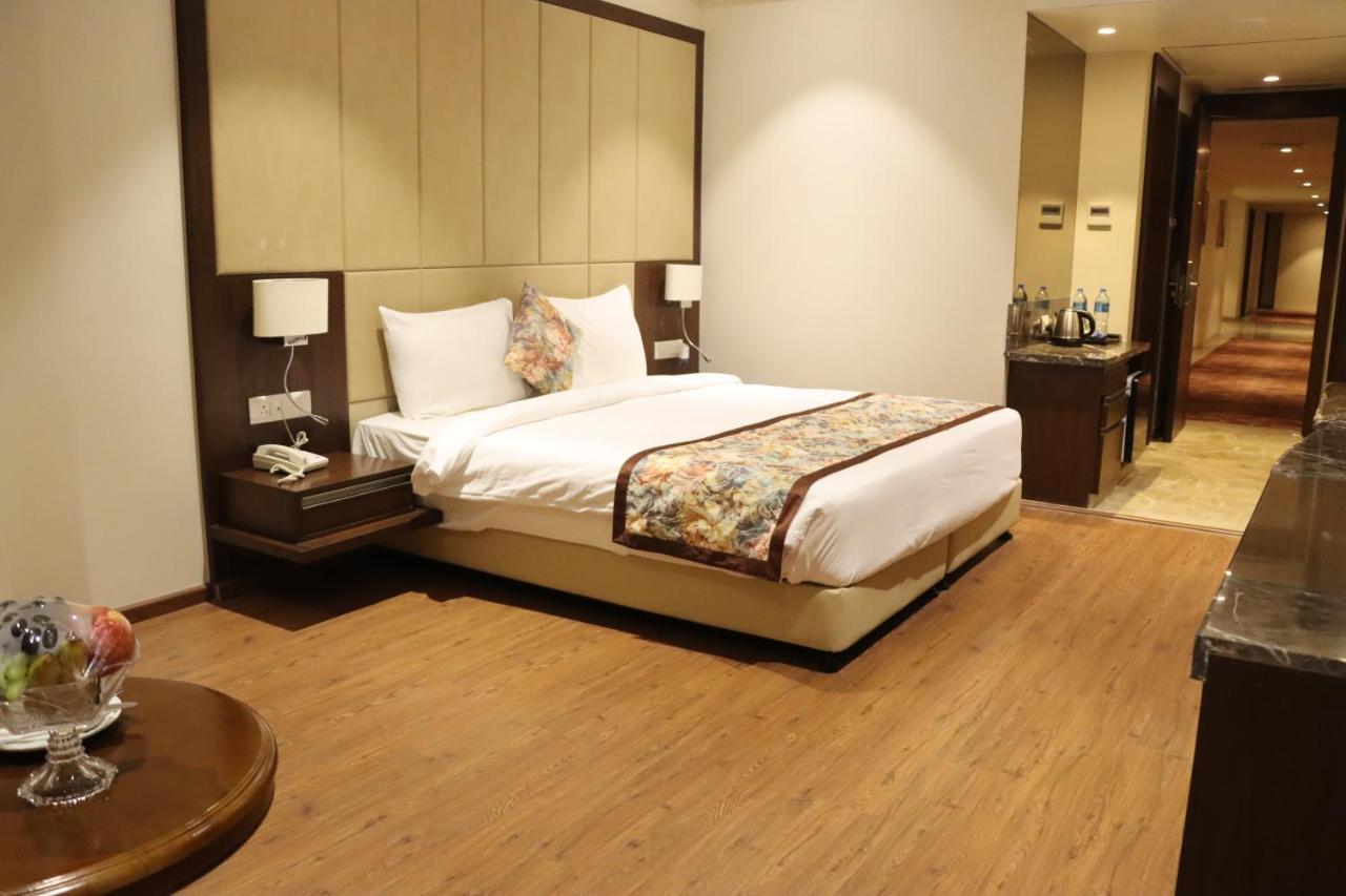 Pride Hotel Bhopal Esterno foto