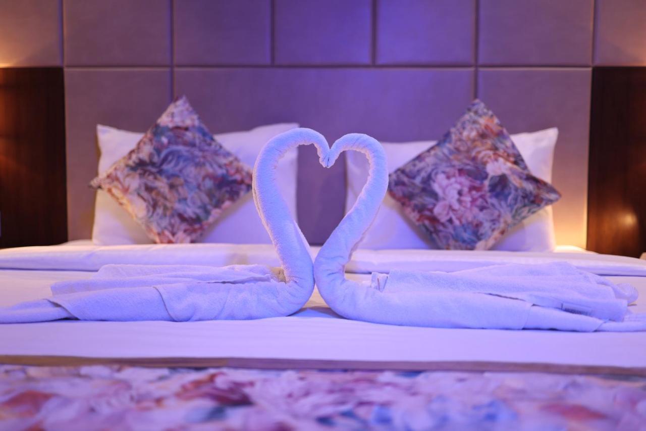 Pride Hotel Bhopal Esterno foto