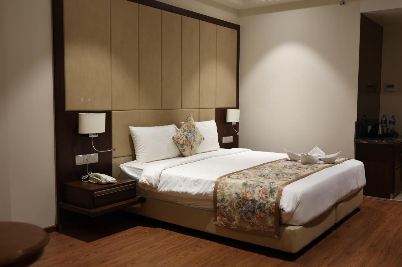 Pride Hotel Bhopal Esterno foto