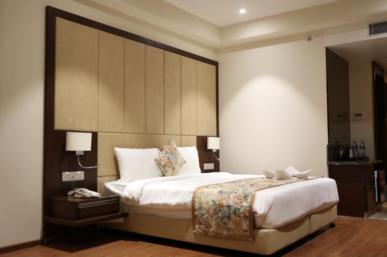 Pride Hotel Bhopal Esterno foto