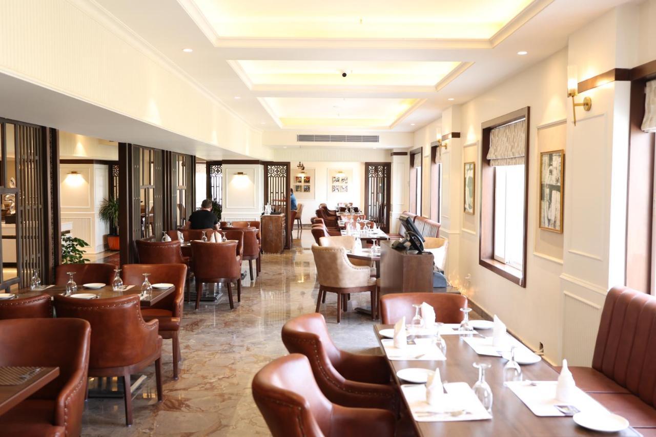 Pride Hotel Bhopal Esterno foto